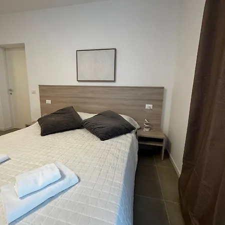 Appia With Free Parking & Direct Bus To Venice