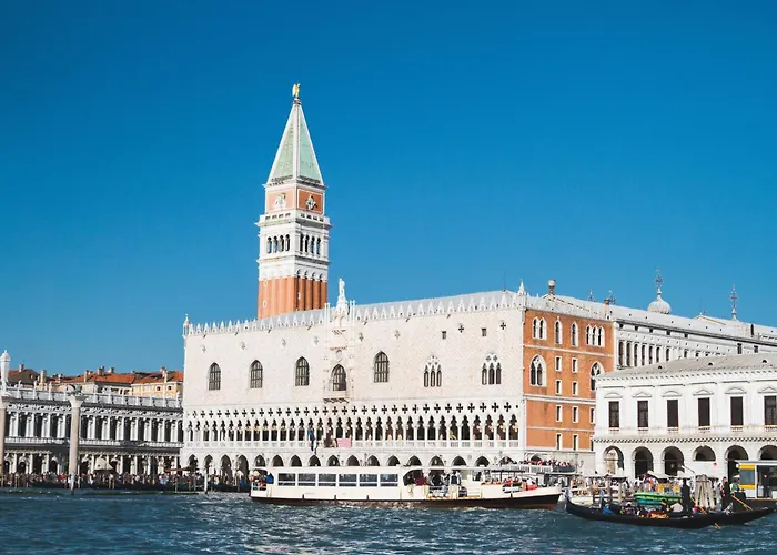 Appia With Free Parking & Direct Bus To Venice Guest house *