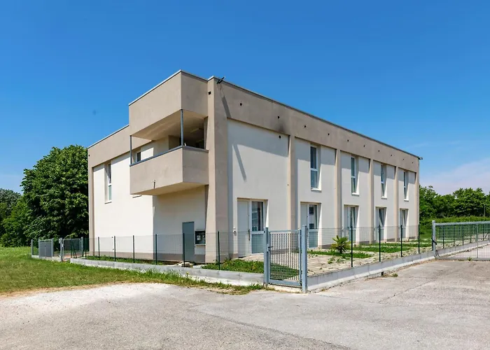 Appia With Free Parking & Direct Bus To Venice Mestre