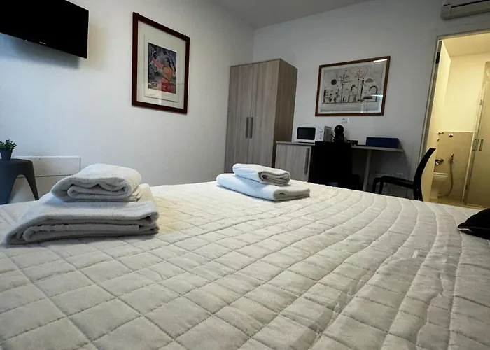 Guest house Appia With Free Parking & Direct Bus To Venice